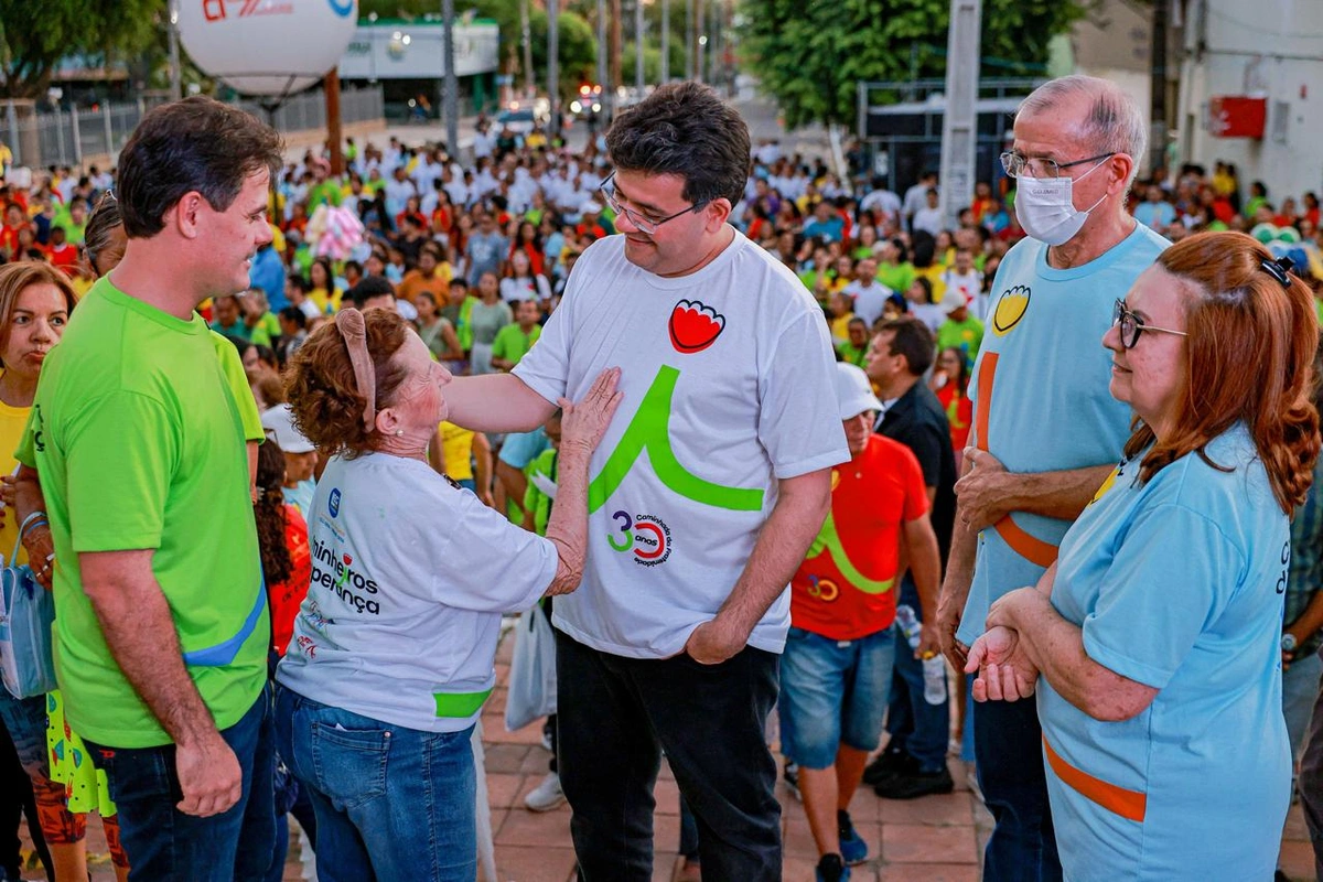 Rafael Fonteles e senhora participante conversam