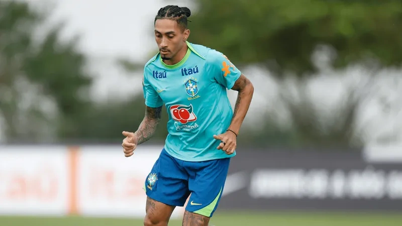 Raphinha volta de suspensão e deverá ser titular contra o Paraguai.