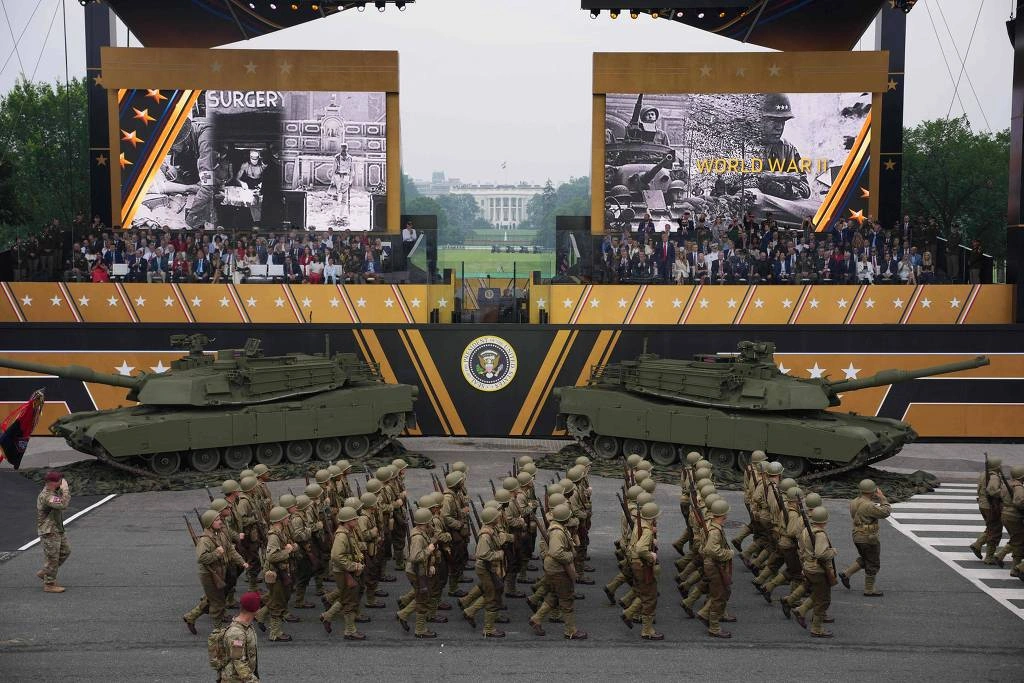 Tanques e soldados passam diante de Trump e autoridades em desfile militar em Washington neste sábado (14)