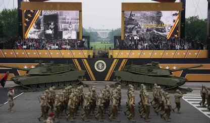 'Nossos soldados irão até você, e sua derrota será certa', diz Trump em desfile