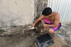 Várias famílias da zona Sudeste de Teresina estão sem água desde a manhã de sábado (14). (Foto: Pedro Lima - Revista40Graus)