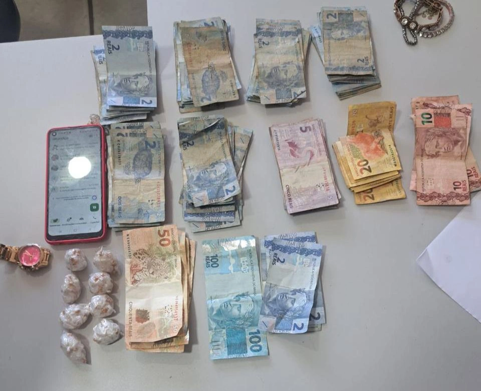 As investigações continuam para identificar outros possíveis envolvidos na comercialização das drogas na região central da capital.