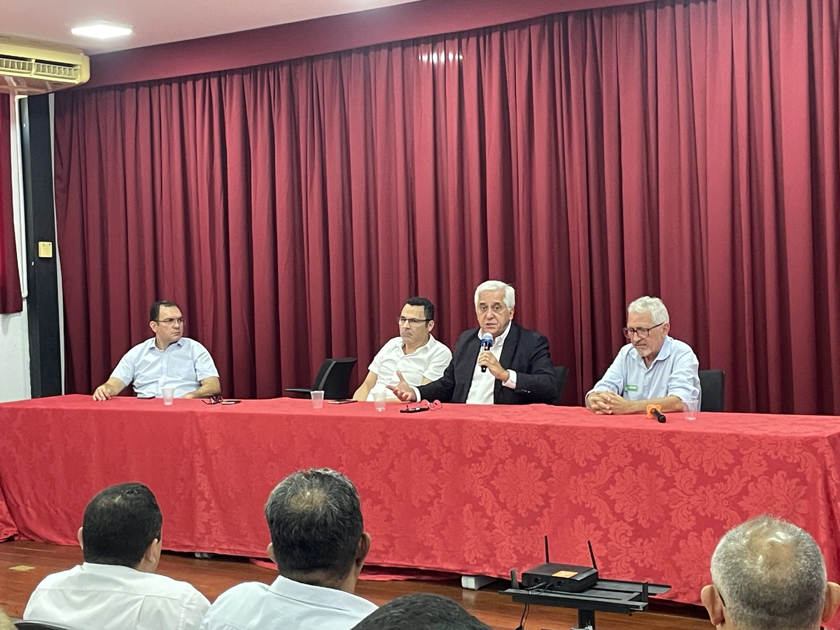 Comte Bittencourt em reunião na capital