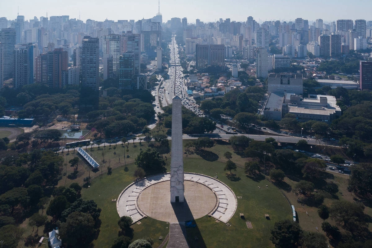 Obelisco Mausoléu aos Heróis de 32 com a 23 de Maio ao fundo; tanto o monumento quanto a avenida são homenagens àqueles que participaram da campanha constitucionalista, em São Paulo