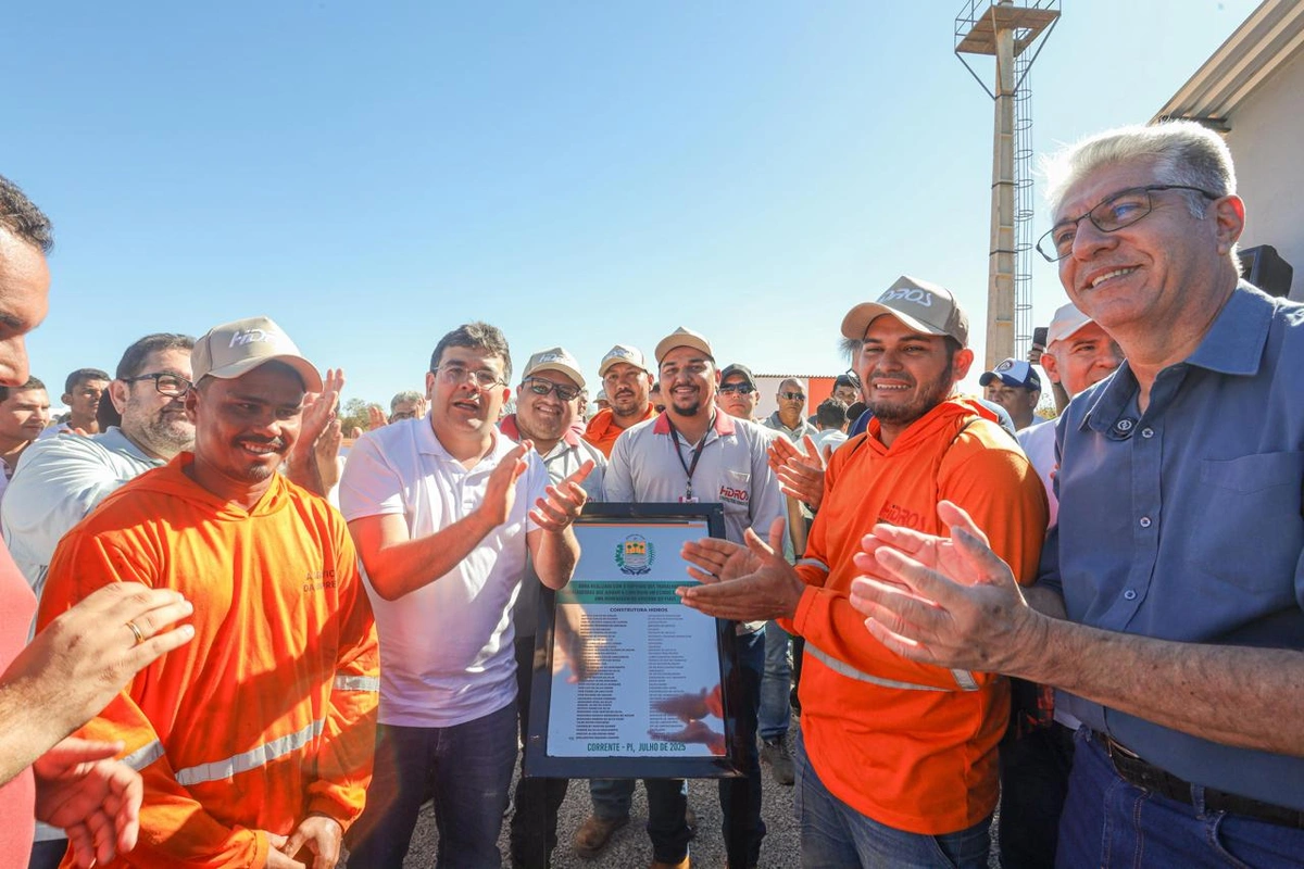 Operários participam da inauguração do aeródromo em Corrente-PI