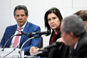 Os ministros Fernando Haddad, da Fazenda, e Simone Tebet, do Planejamento, se reúnem com empresários em Brasília para discutir o tarifaço que o norte-americano Donald Trump ameaça impor ao Brasil (Foto: REUTERS)