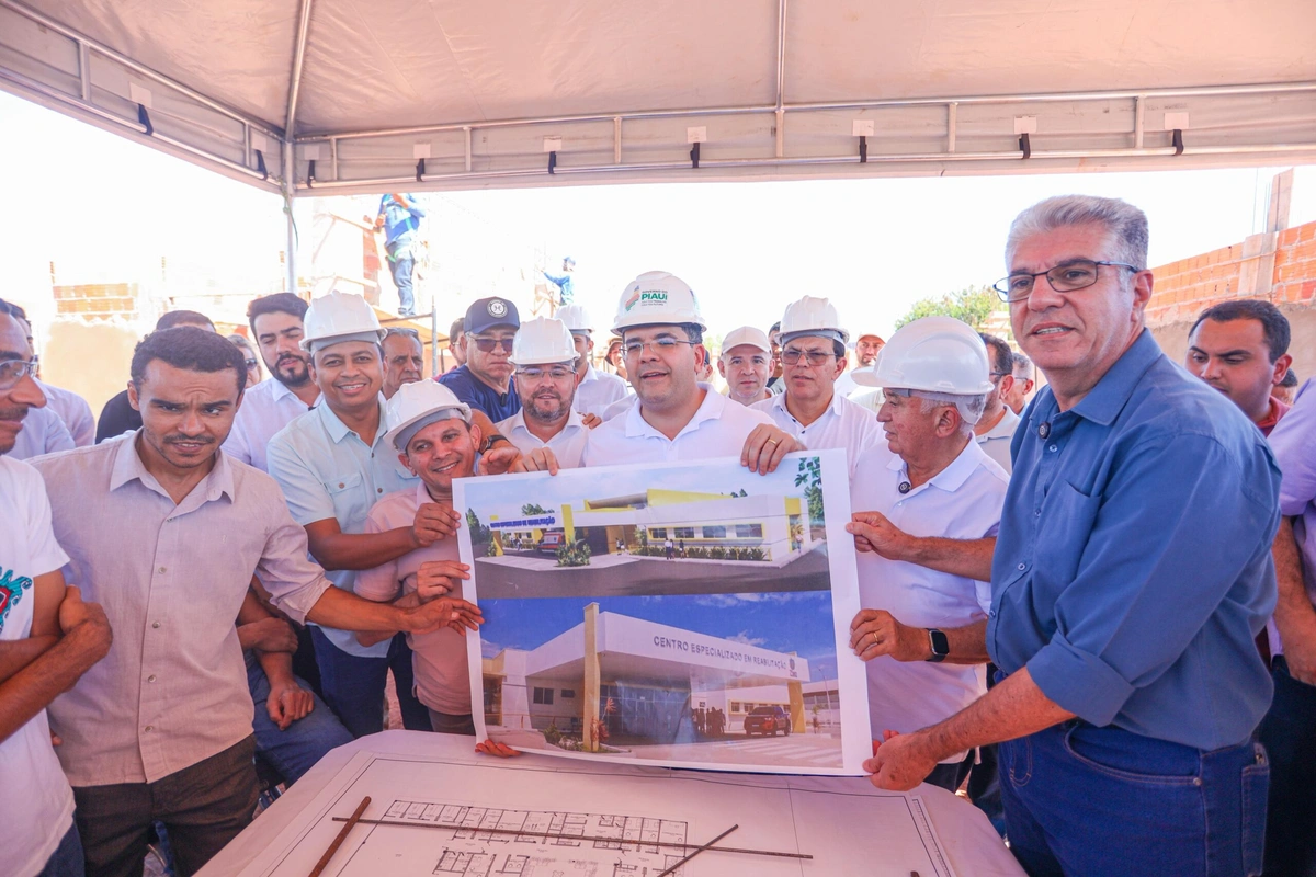 Rafael Fonteles com autoridades vendo projeto executivo e obra