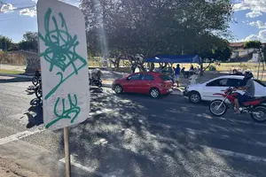 Sem sinalização, os pedestres estão se colocando em perigo (Foto: Pedro Lima)