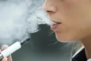 Senacon determina que plataformas suspendam anúncios de cigarros eletrônicos (Foto: Reprodução | Getty Images)