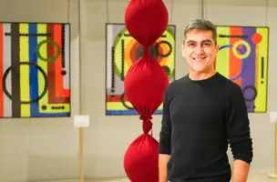 A narrativa visual é construída por recortes em forma de círculo, que conduzem o espectador por caminhos de encontros e desencontros visuais (Foto: Divulgação)
