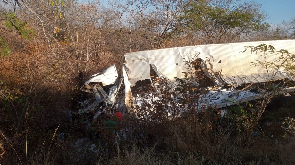 Acidente com carretas e uma caminhonete BR-135