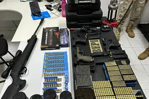 Arsenal encontrado na residência em Parnaíba (Foto: PM-PI)