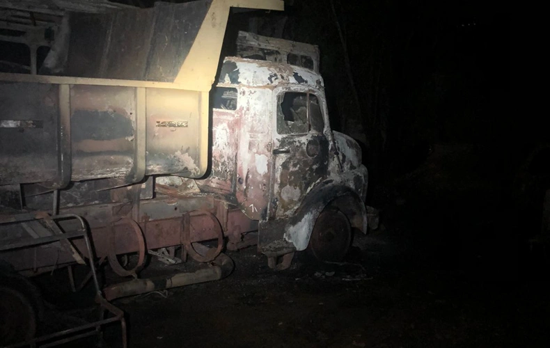 Caminhão destruído por incêndio