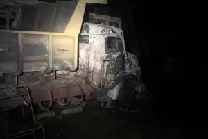 Caminhão destruído por incêndio (Foto: Bombeiros)