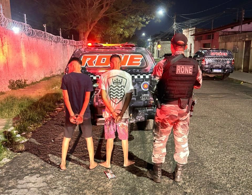 Durante a abordagem, os policiais flagraram os adolescentes tentando se desfazer de um objeto.