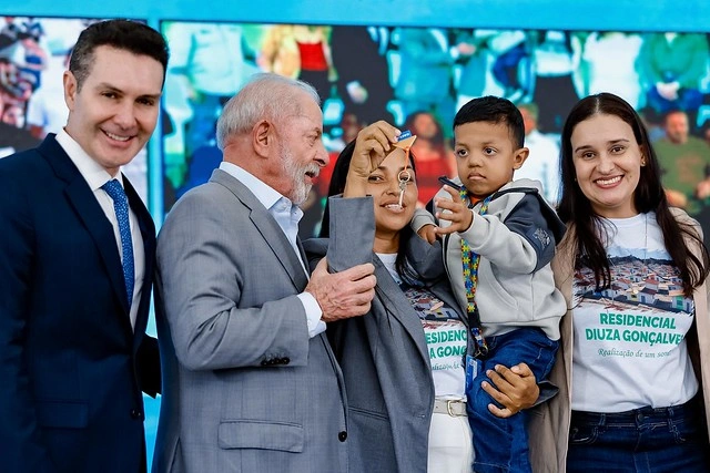Entrega de casas pelo Presidente Lula. Aqui uma piauiense mãe de autista