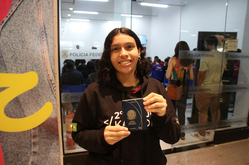 Estudante com seu passaporte