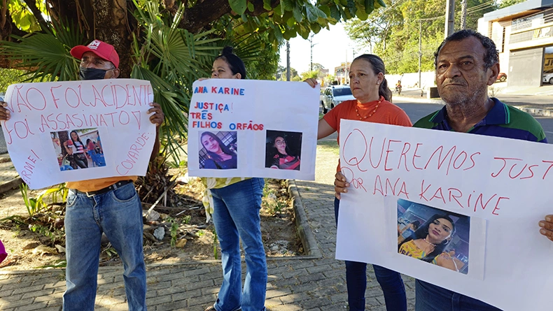 Familía faz manifestação em frente ao DHPP