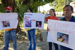 Familía faz manifestação em frente ao DHPP (Foto: Graciane Araújo)