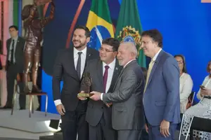 Governador Rafael Fonteles, Secretário de Educação Washington Bandeira, Presidente Lula e o Ministro da Educação Camilo Santana (Foto: Renato Braga)