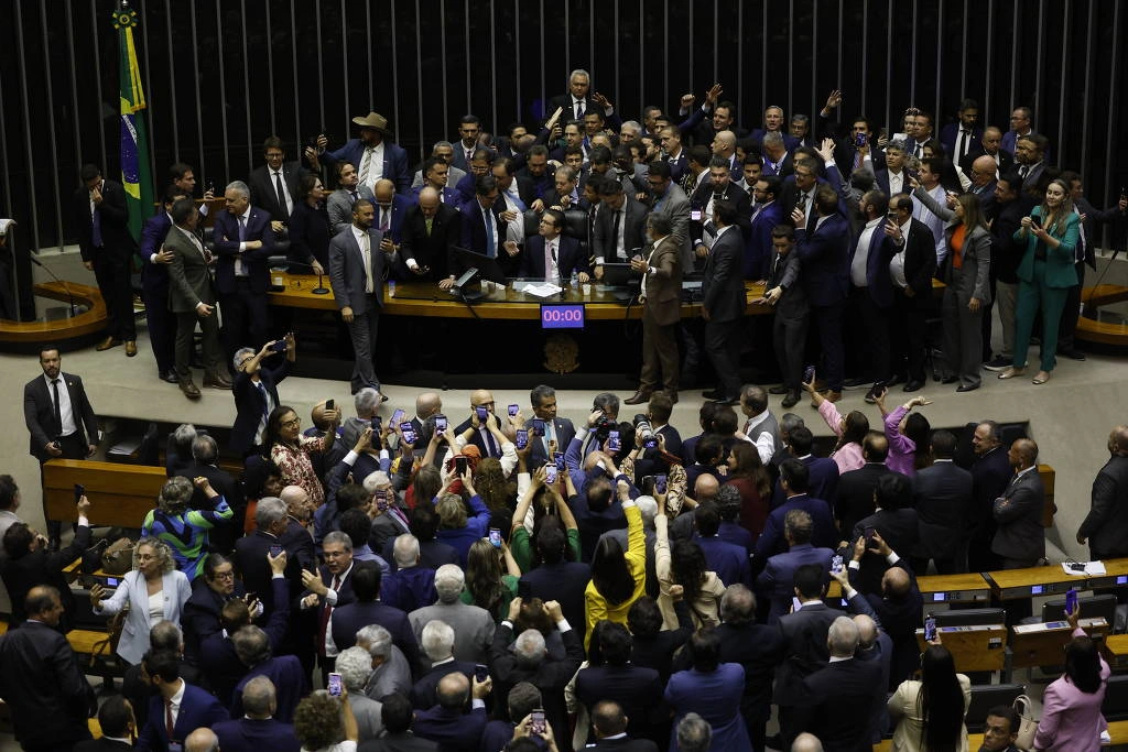 Hugo Motta reassume a cadeira de presidente no plenário da Câmara após partidos aliados negociarem acordo com a oposição