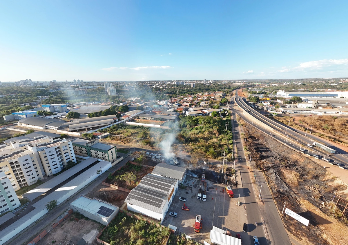 Incêndio atinge área próxima ao Mercado do Peixe e mobiliza Corpo de Bombeiros em Teresina
