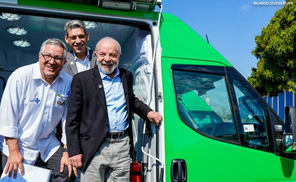 Lula e Padilha na entrega de unidades móveis de saúde bucal