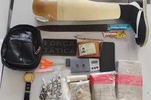 Materiais apreendidos incluindo uma prótese de perna (Foto: SSP-PI)