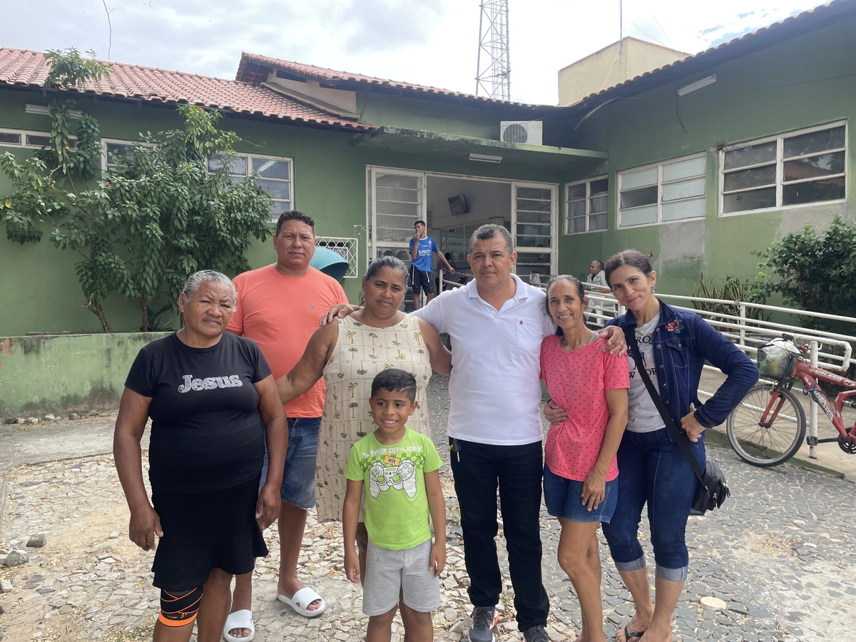 Neto Souza, líder comunitário, e moradores do Alto da Ressurreição