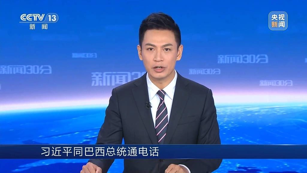 O canal de notícias da rede CCTV noticia a conversa entre o líder Xi Jinping e o presidente Lula, em 12 de agosto de 2025