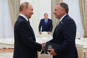 O presidente russo, Vladimir Putin, cumprimenta o enviado especial dos Estados Unidos, Steve Witkoff (Foto: Reprodução | Gavriil Grigorov/POOL/AFP)