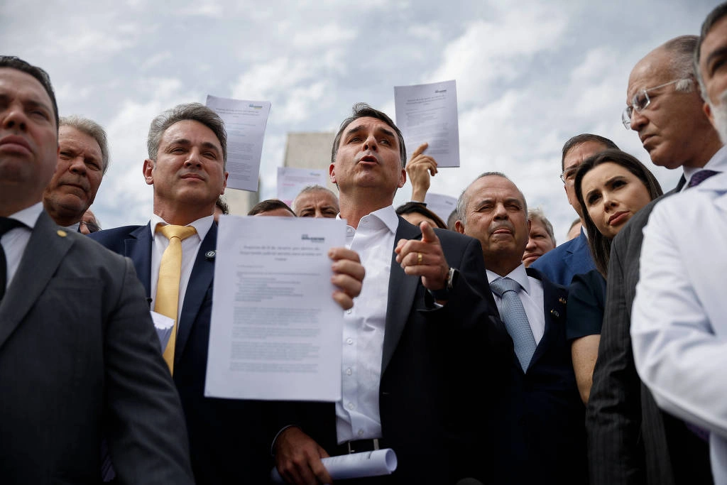 O senador Flávio Bolsonaro e parlamentares do PL durante coletiva em frente ao Congresso Nacional