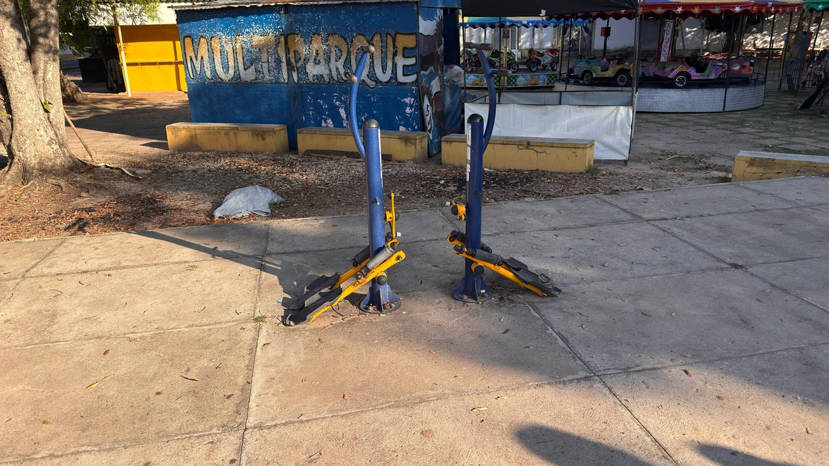 Os equipamentos da academia estão destruídos por falta de manutenção