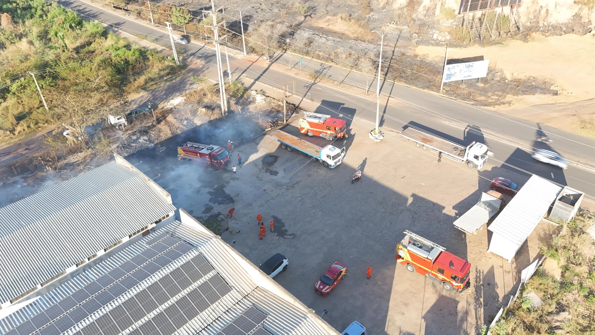 Para conter o incêndio, foram mobilizados três caminhões do Corpo de Bombeiros