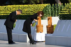 Pessoas derramam água em baldes como parte da cerimônia dos 80 anos da bomba atômica em Hiroshima, no Japão (Foto: Kim Kyung-Hoon - 5.ago.25/Reuters)