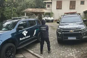 Policiais e agentes da Receita Federal cumprem mandados de busca e apreensão na operação Carbono Oculto (Foto: Divulgação / Receita Federal)