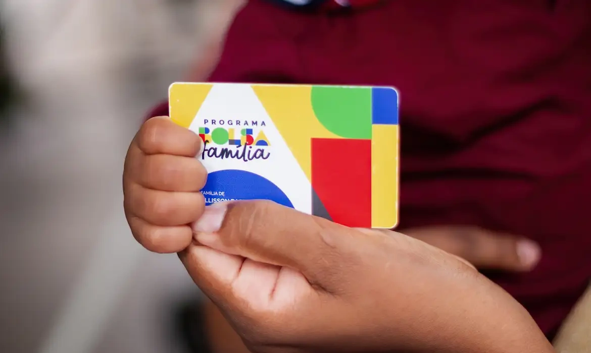Programa atende mais de 20 milhões de famílias e permite permanência mesmo com emprego formal registrado