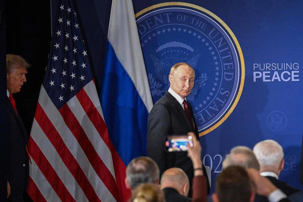 Putin chega seguido por Trump ao palco onde se pronunciaram sobre a cúpula em Anchorage