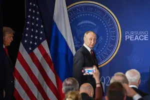 Putin chega seguido por Trump ao palco onde se pronunciaram sobre a cúpula em Anchorage (Foto: Drew Angerer/AFP)