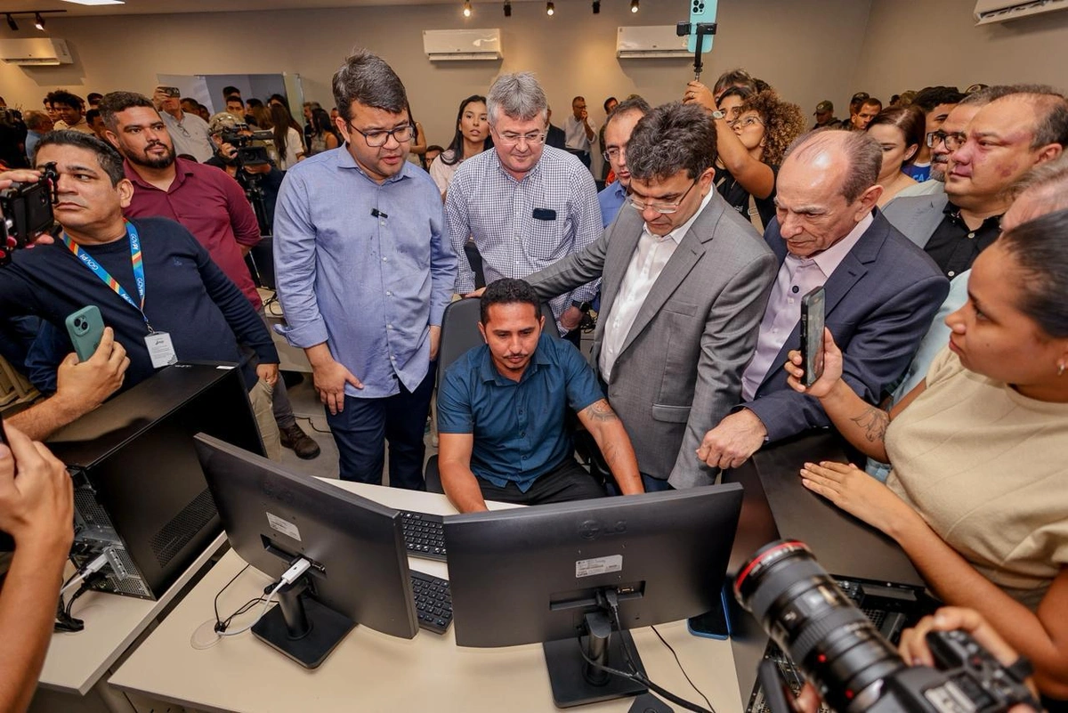 Rafael Fonteles, Chico Lucas, autoriadades e outros presentes coferindo o sistema