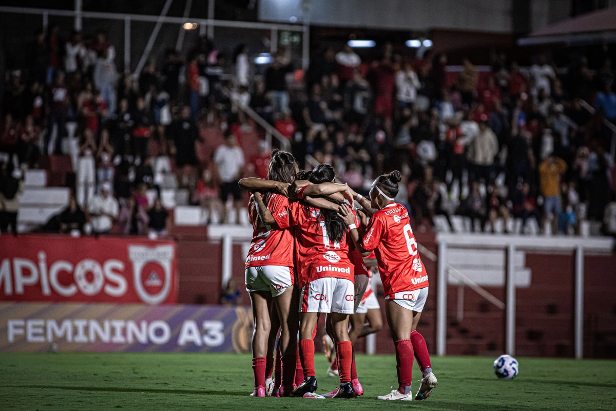 Vila Nova comemora gol no jogo de ida