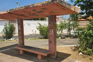 Abrigo de concreto para passageiros no Mocambinho em colapso (Foto: Revista40graus)
