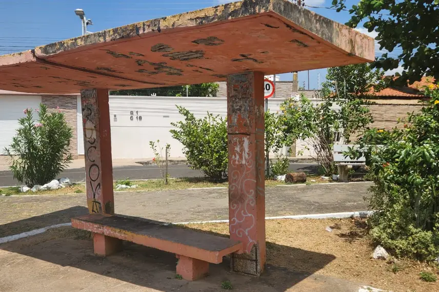 Abrigo de concreto para passageiros no Mocambinho em colapso