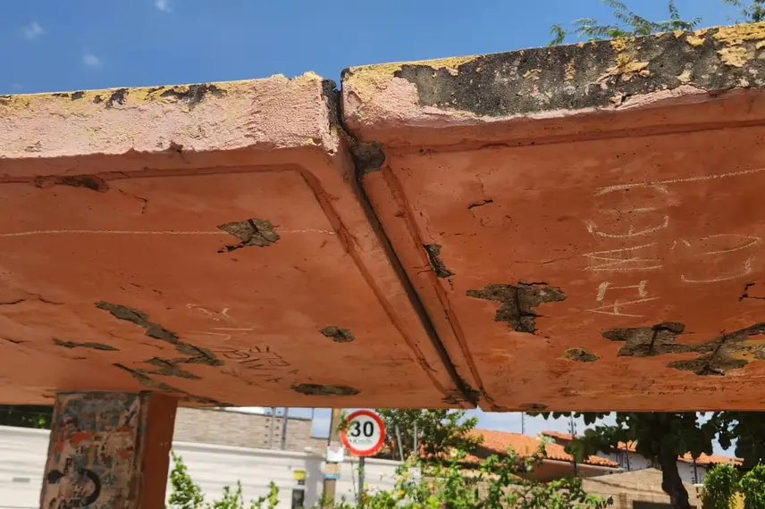 Abrigo de concreto para passageiros no Mocambinho em colapso