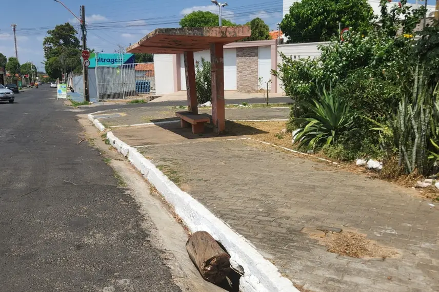 Abrigo de concreto para passageiros no Mocambinho em colapso
