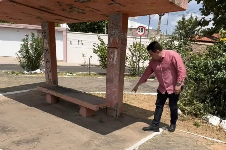 Abrigo de concreto para passageiros no Mocambinho em colapso