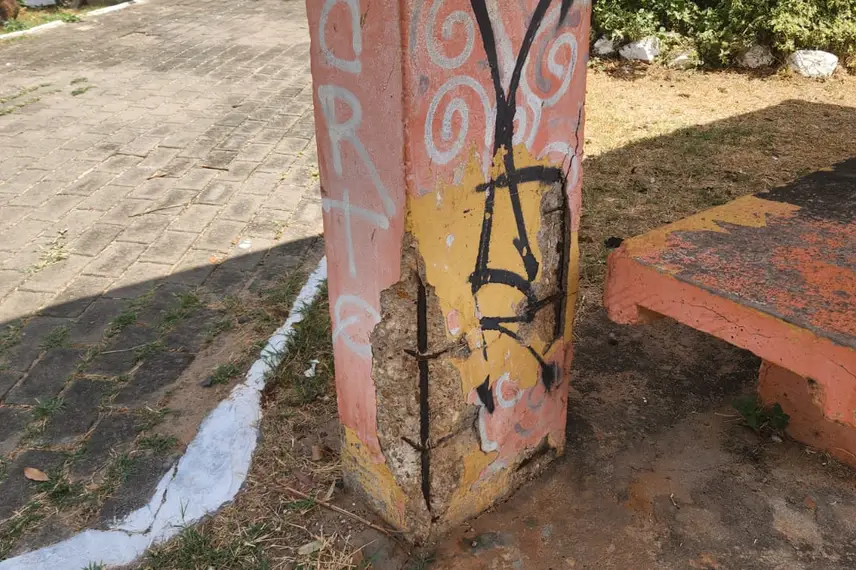 Abrigo de concreto para passageiros no Mocambinho em colapso