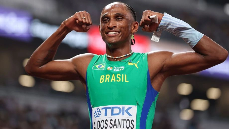 Alisson dos Santos, o Piu, comemorando a medalha de prata nos 400 metros com barreiras, no mundial de Tóquio