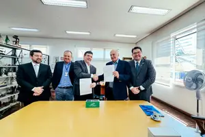 Assinatura de acordo comercial entre a Porto Piaui e a Cnaga. Empresário José Américo e Rafael Fonteles (Foto: Reprodução)