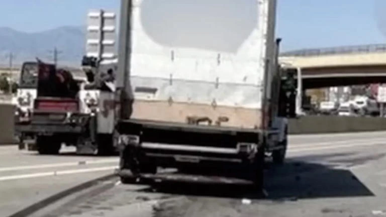 Caminhão refrigerado onde duas adolescentes foram encontradas trancadas em estado de hipotermia, na rodovia interestadual 15, em Utah.